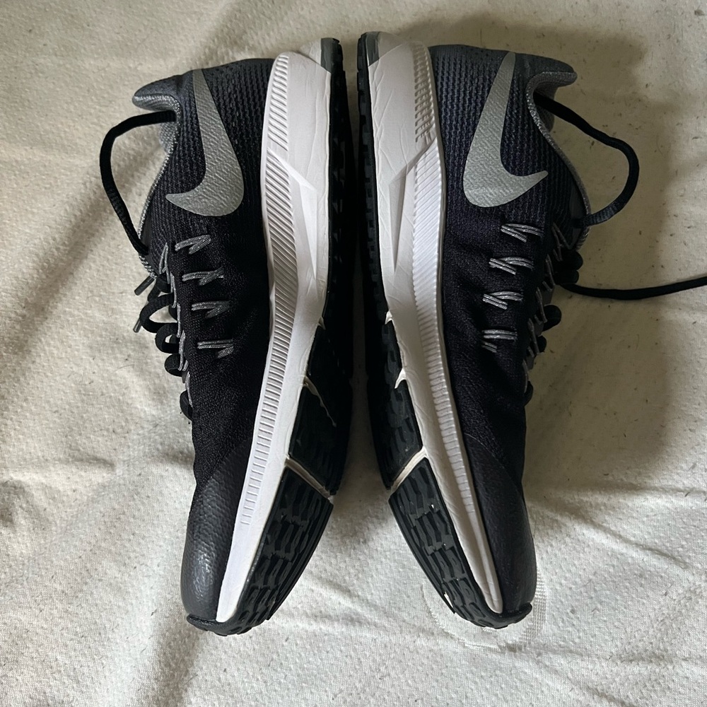 Nike Black and Gray Athletic Shoes Sleek Design